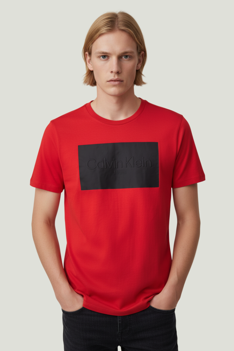 Calvin Klein Camiseta roja con estampado frontal para niño
