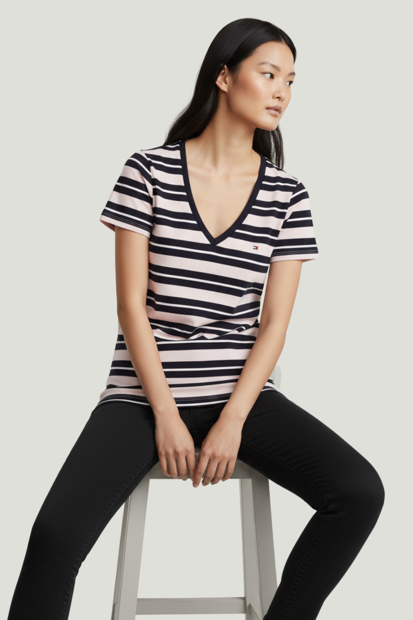 Tommy Hilfiger Camiseta rosada con cuello en V para mujer