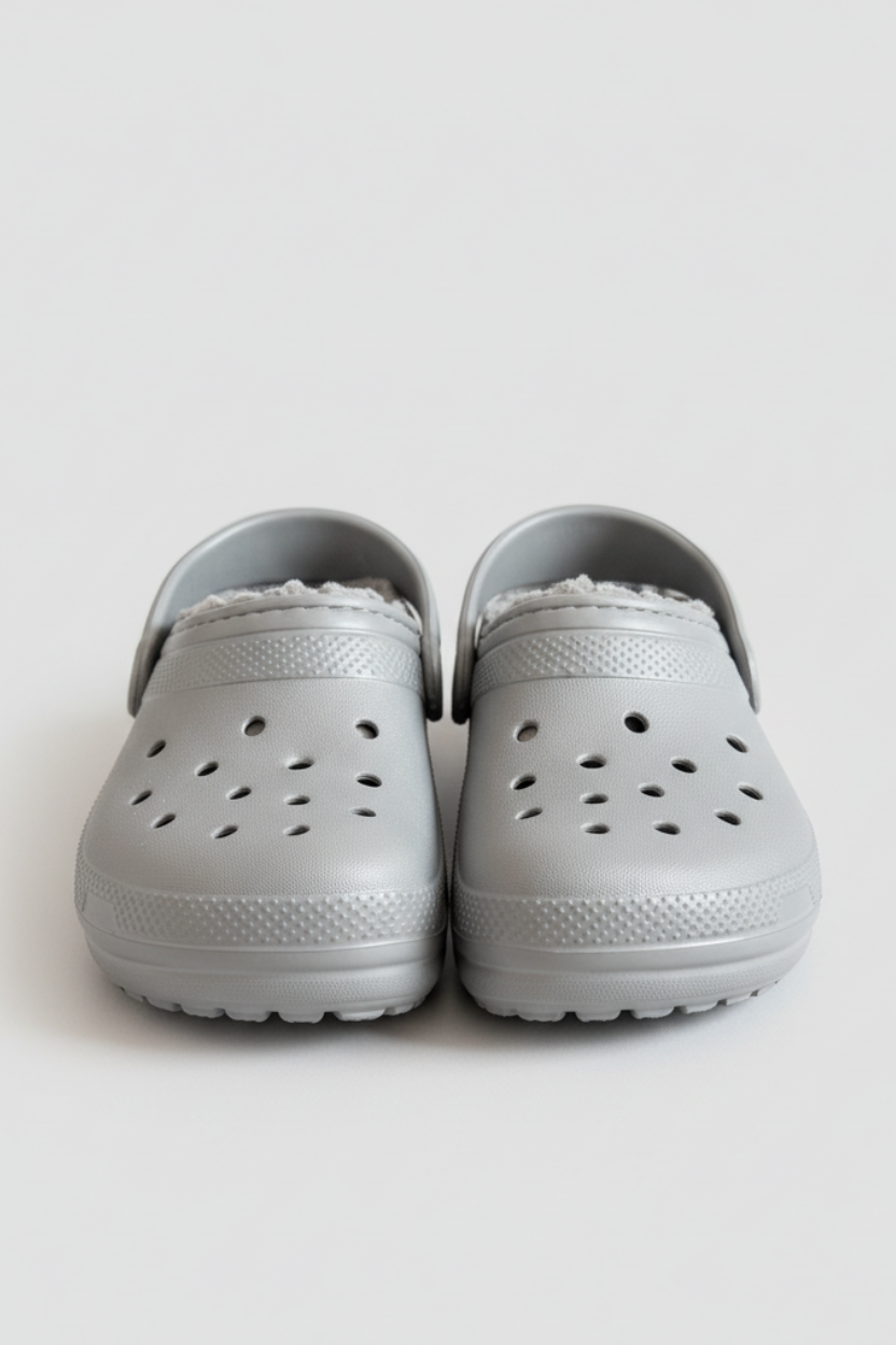Crocs grises con felpa interior para niño