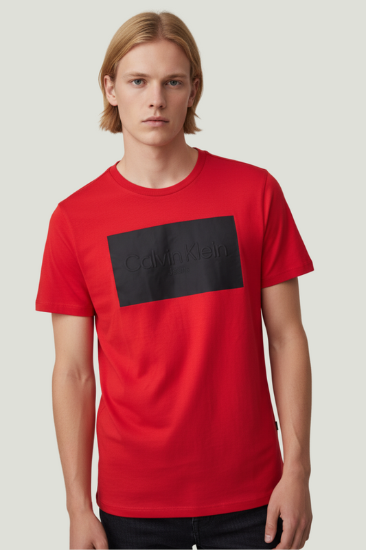 Calvin Klein Camiseta roja con estampado frontal para niño